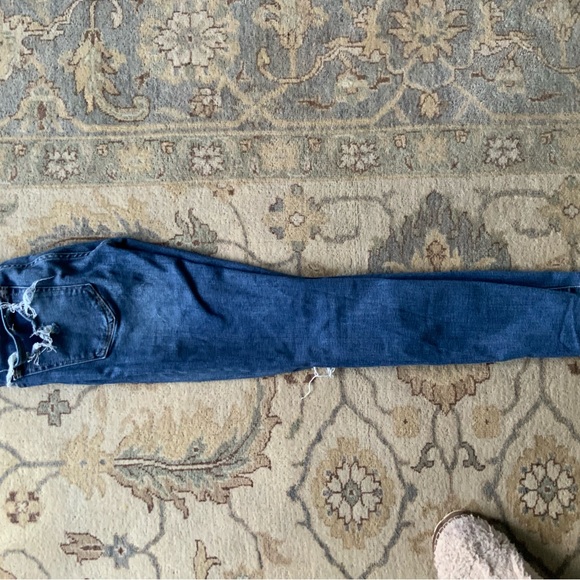 Good American Skinny Jeans with Destroyed Details - Picture 3 of 5